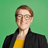 Ein Profilbild von Simone Fischer vor grünem Hintergrund